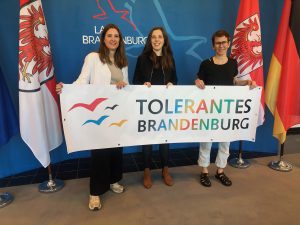 Team der AKJS hält Banner des Toleranten Brandenburgs hoch